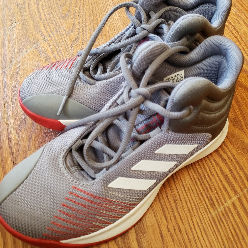 Kids basketball shoes